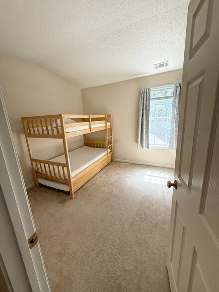 Building Photo - 209 Riverstone Commons Cir