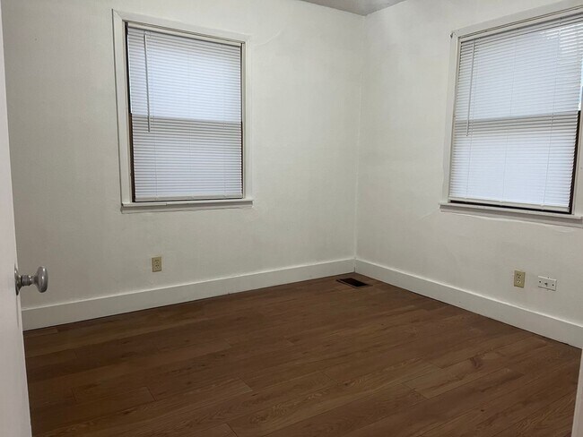 Building Photo - LARGE 2 BEDROOM HOME WITH OVER 1000 SQ. FT. OF LIVING SPACE, FAMILY ROOM, LIVING ROOM & SINGLE GA...