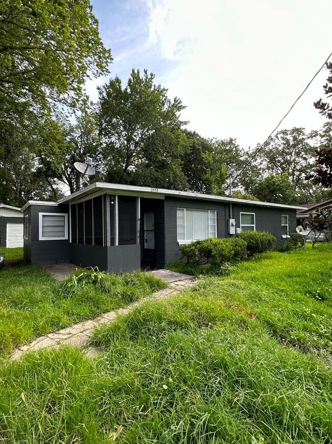 Building Photo - 3553 Centerhill Dr N