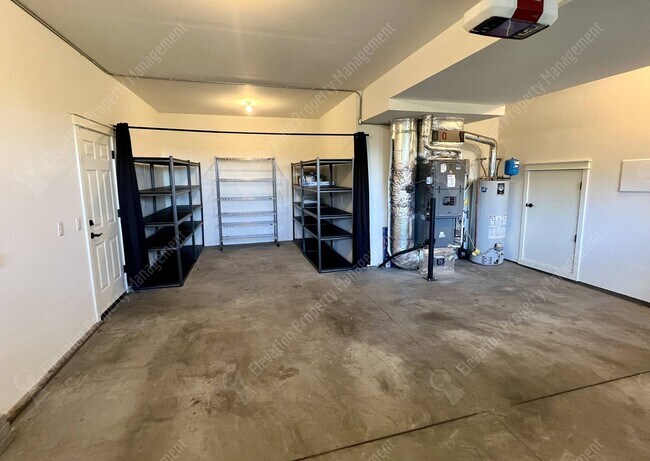 Building Photo - 4 BR - 2.5 BA Luxury Golf Course Living on...
