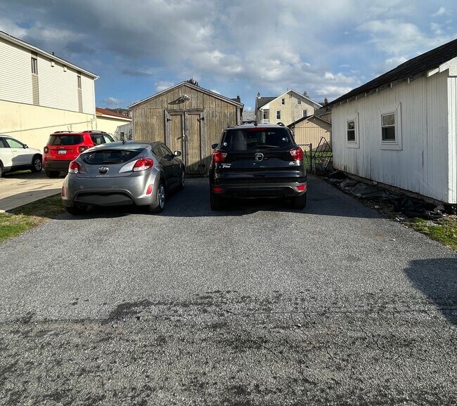 Building Photo - 4 bedroom 2.5 Bath Home in Emmaus