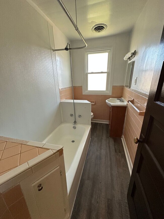 Building Photo - 3410