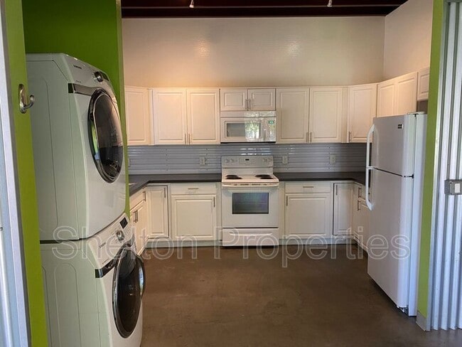 Building Photo - 2121 W Hayward Ave