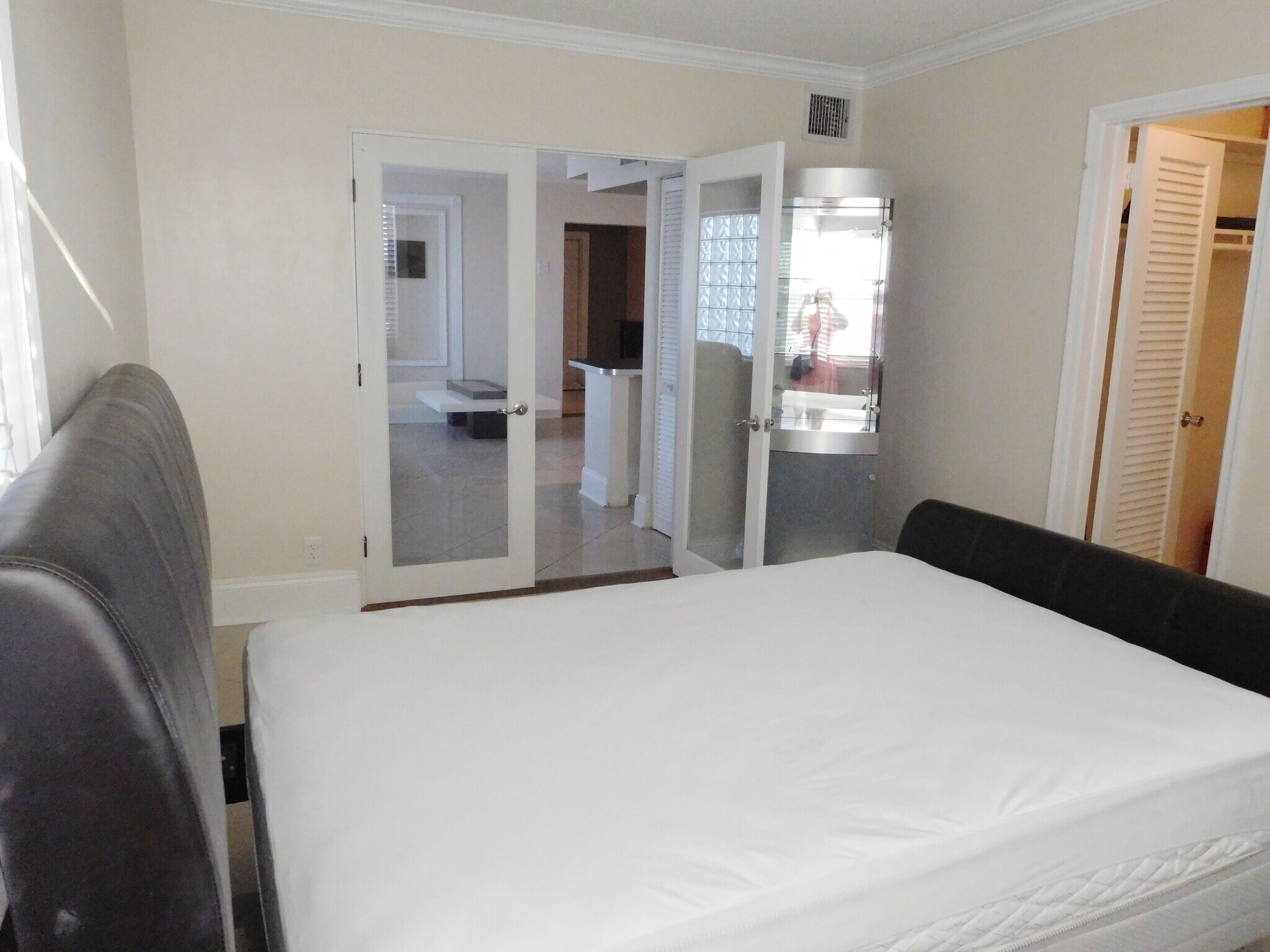 Master bedroom w/ walk-in closet - 112 S Federal Hwy