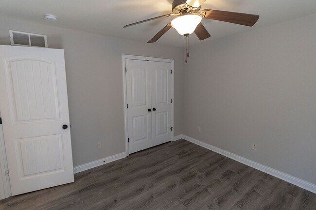 Building Photo - 4700 Dehaven Dr