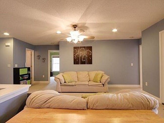 Building Photo - Spacious home with 5 bedrooms and 3 full b...