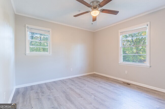 Building Photo - 2290 Pinetree Ln NE