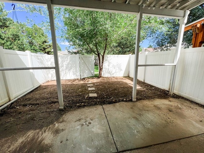 Building Photo - Great Town Home in Fantastic Location