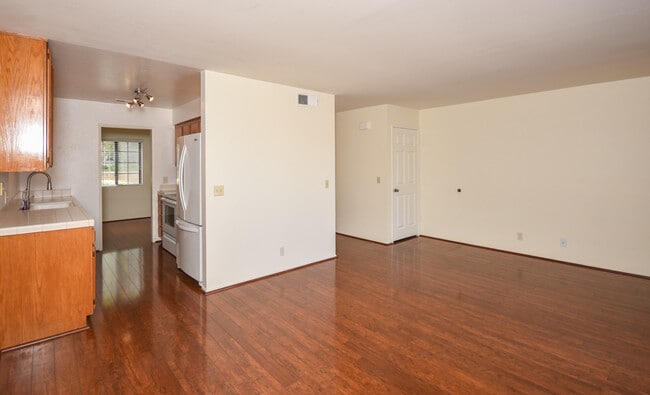 Building Photo - Beautiful Escondido Townhouse with beautiful View!