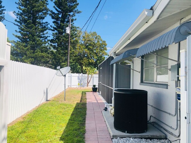 Building Photo - Experience this Short Term Furnished Off season Single Family 2/2 Pool home.