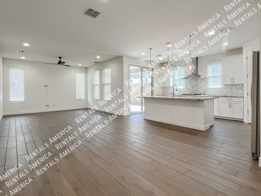 Building Photo - 657 W Browning Pl