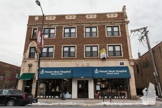 Building Photo - 824 W Diversey Pky