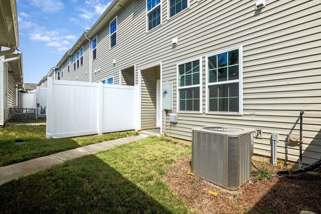 Building Photo - Lovely 3 Bed 2.5 Bath Townhome