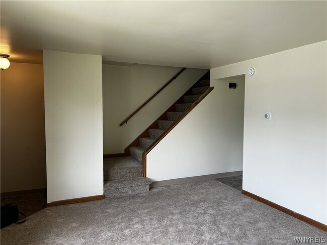 Building Photo - 11 Lemans Dr