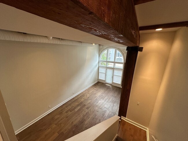 Building Photo - Desirable Nettleton rare vacancy massive  1Bd  2.5 bath with office/flex space , 2 parking space ...