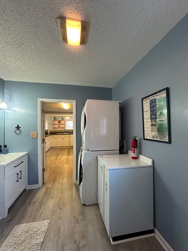 Building Photo - 2 Bed 2 Bath Fully Furnished Home