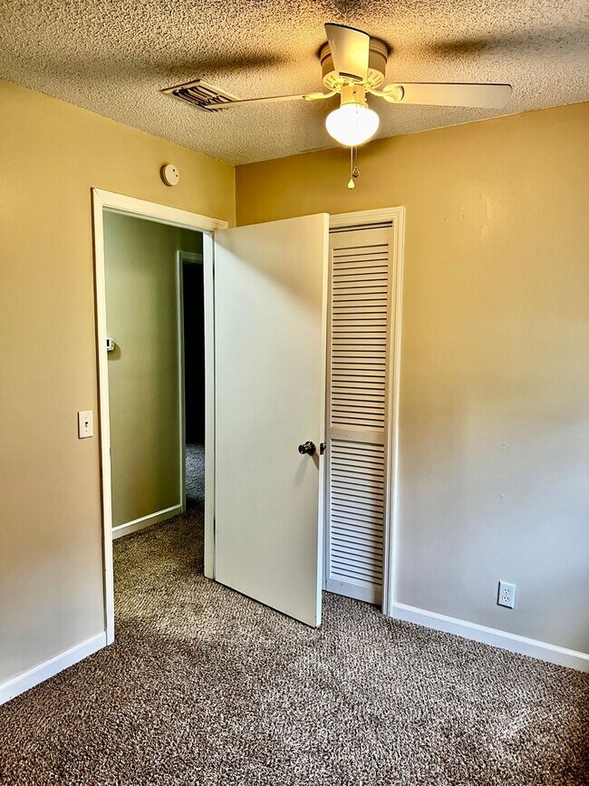 Building Photo - 3/2 LARGE fenced in yard!