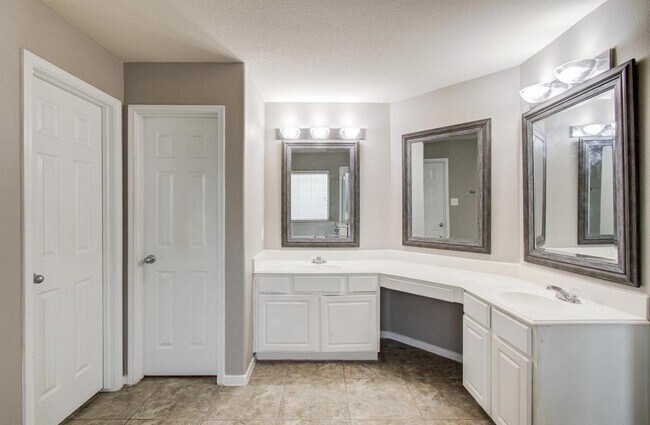 Building Photo - 4823 Upland Dale Ct