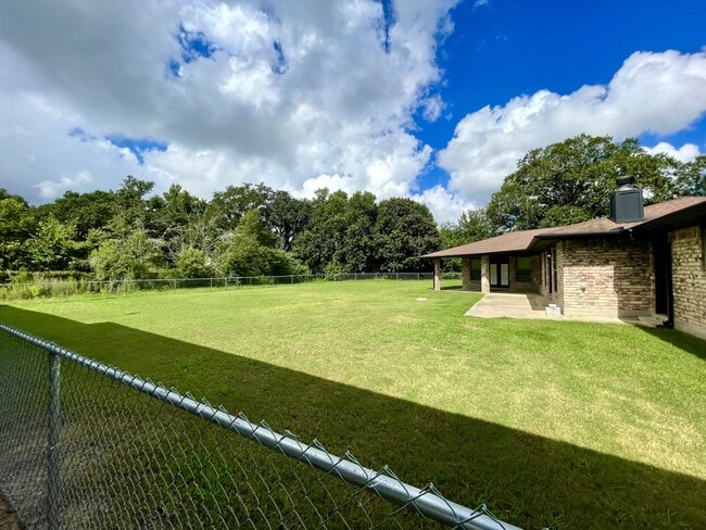 Building Photo - 1365 Wisteria St