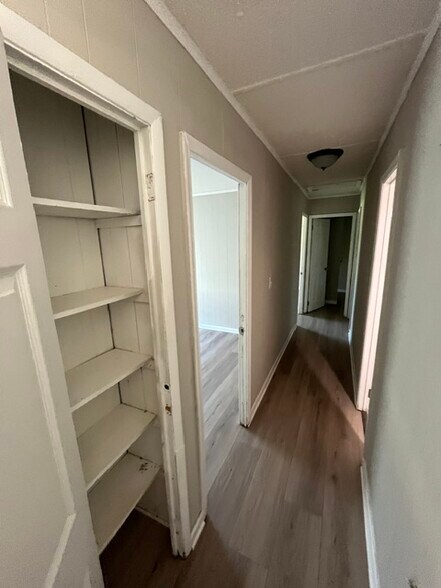 Building Photo - 2830 Village Green Dr