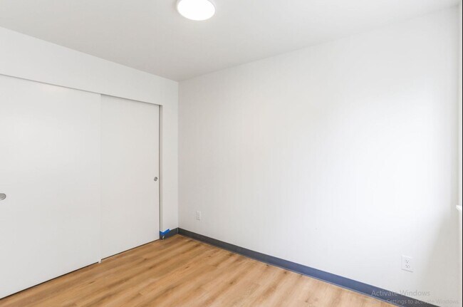 Building Photo - Spacious Townhome – Husky now leasing!