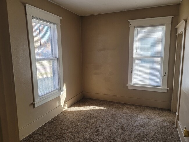 Building Photo - Two bedroom one bathroom w/double garage