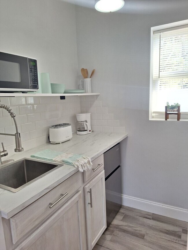 Building Photo - LONG TERM FURNISHED EFFICIENCY