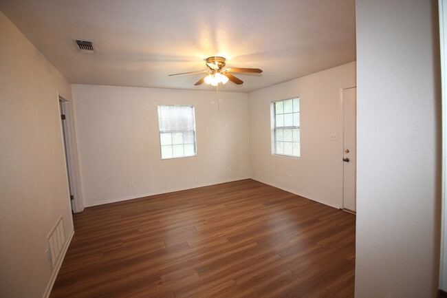 Building Photo - FOR LEASE! Cozy One Bedroom Home With Cent...