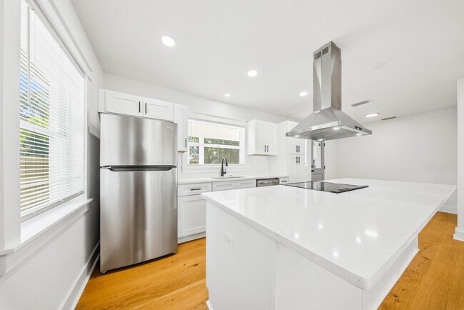 Building Photo - 1827 Fernando Dr