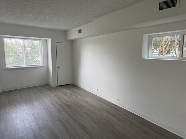 Building Photo - 29W522 Batavia Rd