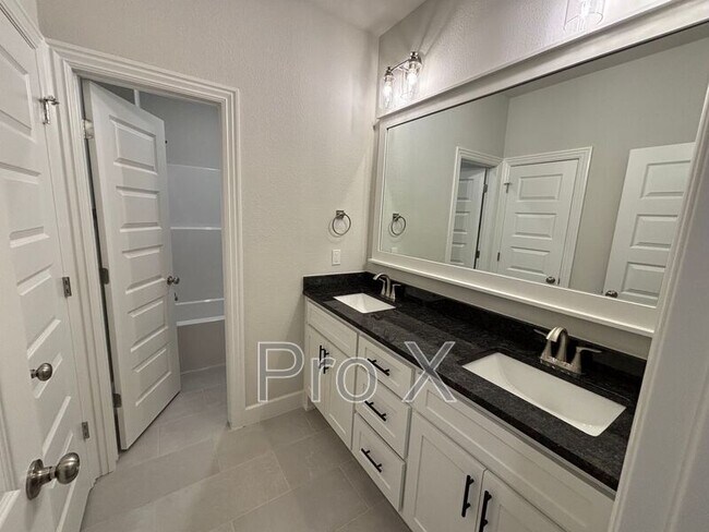 Building Photo - 1908 Charles St