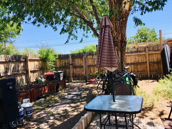 Building Photo - 502 Los Arboles Ave NW