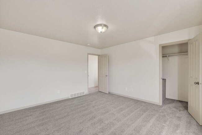 Building Photo - Must-See Apartment in Pheasant Ridge  Pocatello!