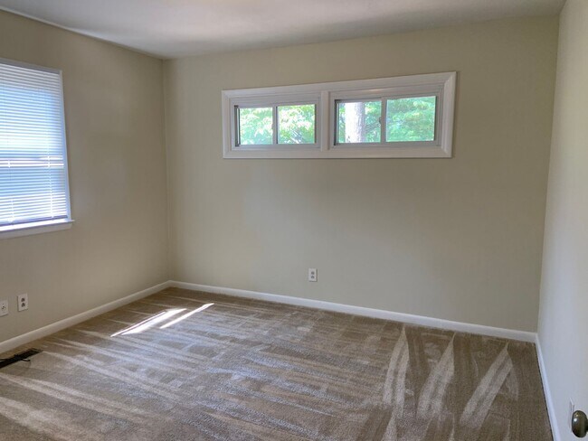 Building Photo - 3 BR between North Elm and North Church