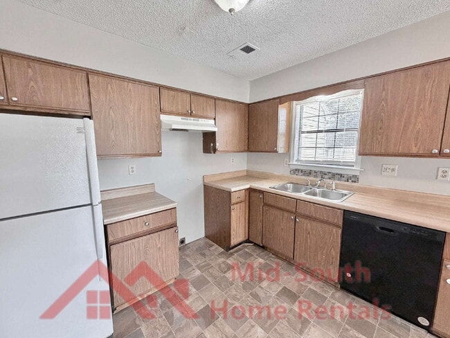 Building Photo - 6007 Hickory Cove