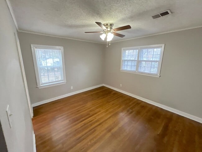 Building Photo - 1111 Robin Hood Ln