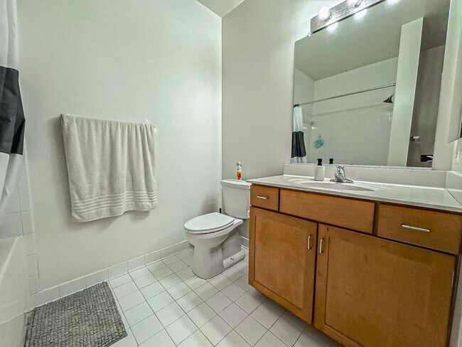 Building Photo - Luxurious 1 Bed 1 Bath Condo In Desired Courthouse Community - Water Included in Rent!