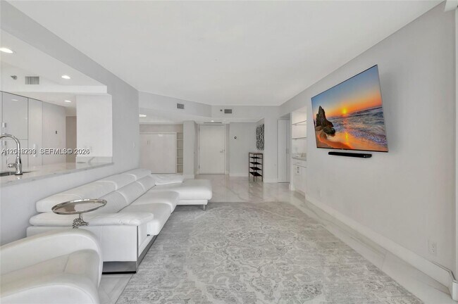 Building Photo - 16425 Collins Ave