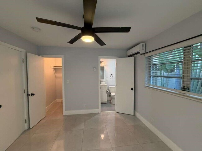 Building Photo - 820 N Victoria Park Rd