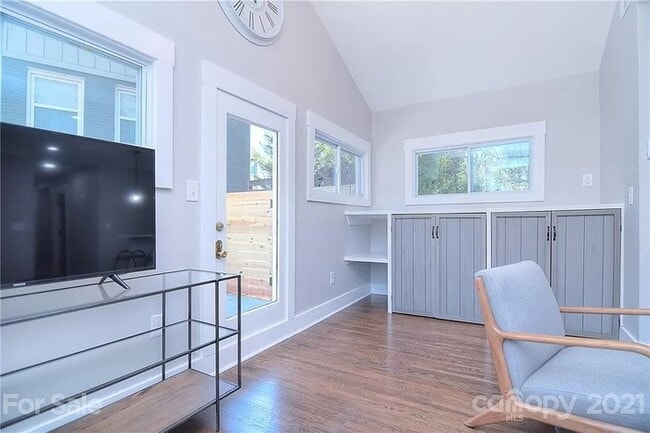 Building Photo - Remodeled 3 bed, 2 bath home in Plaza-Shamrock!