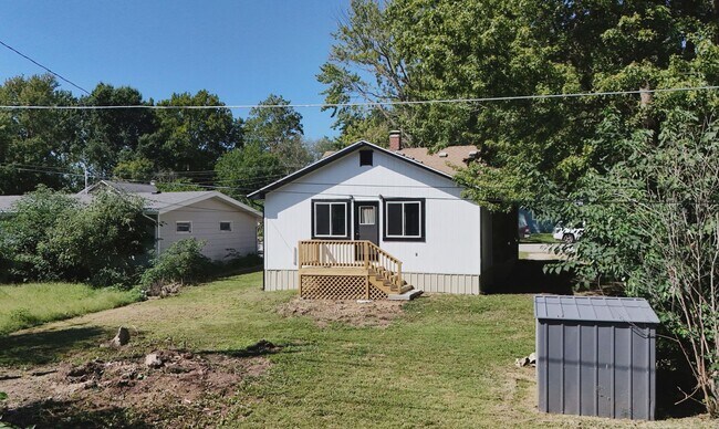 Building Photo - 508 N Oak St