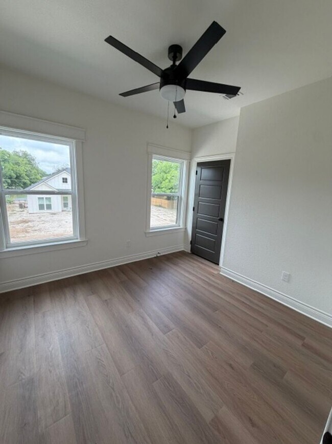 Building Photo - 307 Live Oak St