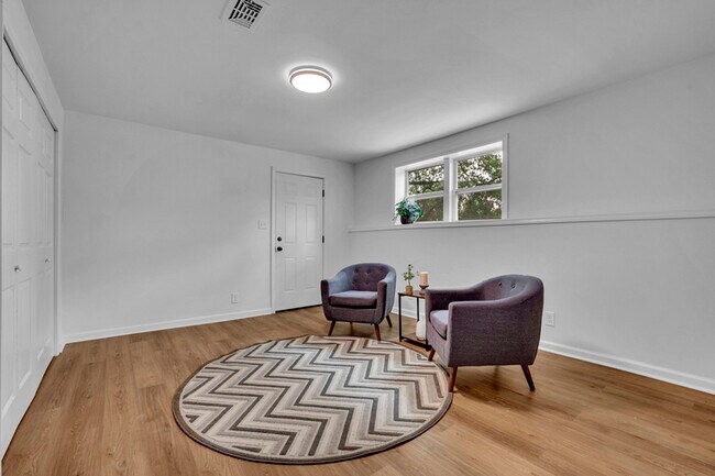 Building Photo - 917 S Forrest Dr