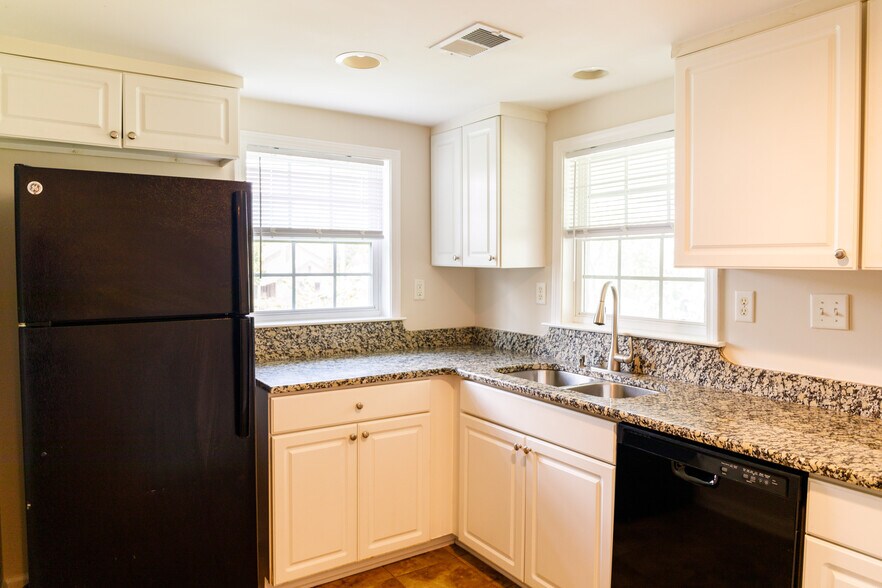 Building Photo - 116 America St