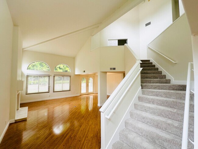 Building Photo - 6635 Soaring Dr