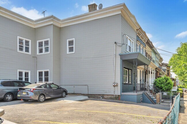 Building Photo - 322 Webster Ave