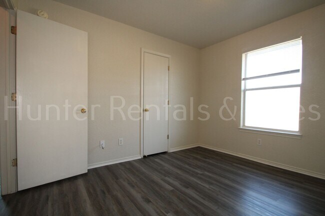 Building Photo - Spacious Duplex!