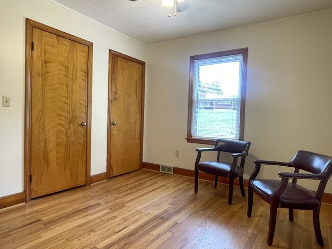 Building Photo - 3 bedroom, 2 bath 15 MINUTES  to Asheville...
