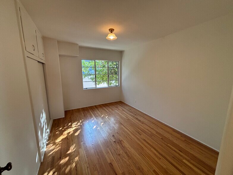 Building Photo - 4616 Kingswell Ave