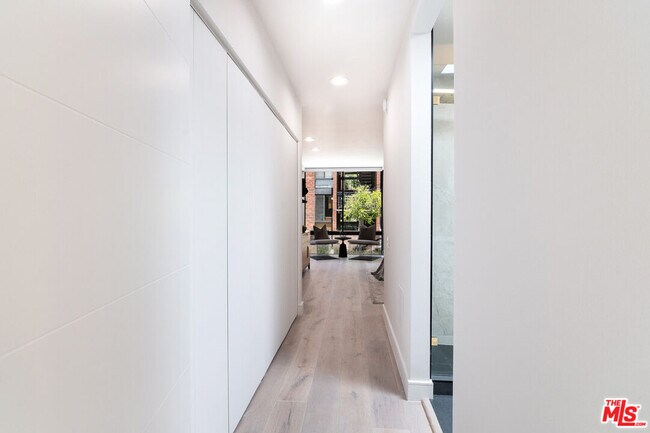 Building Photo - 1033 Carol Dr